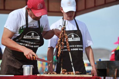 Almaty, Kazakistan - 04.27.2013: Açık havada pişmiş şiş kebap. Ili Nehri kıyısında Eko-festival