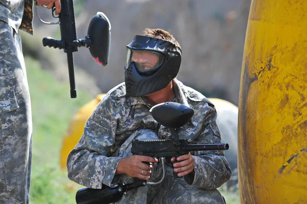 2013年4月27日 哈萨克斯坦阿拉木图 一名穿着齿轮的男子玩气垫游戏 伊犁河岸的生态节庆 — 图库照片