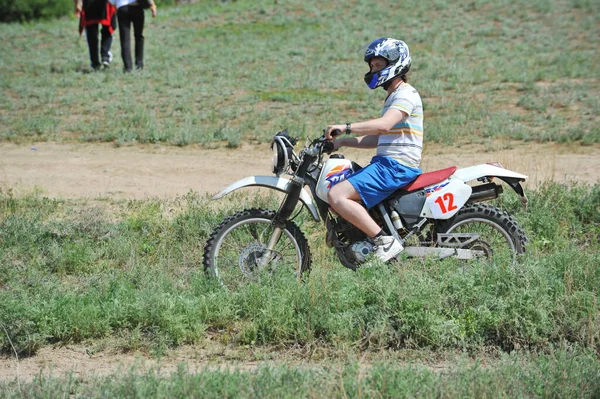 Almaty Kazakstan 2013 Man Skyddshjälm Motorcykel Ekofestival Vid Ili Älvs — Stockfoto