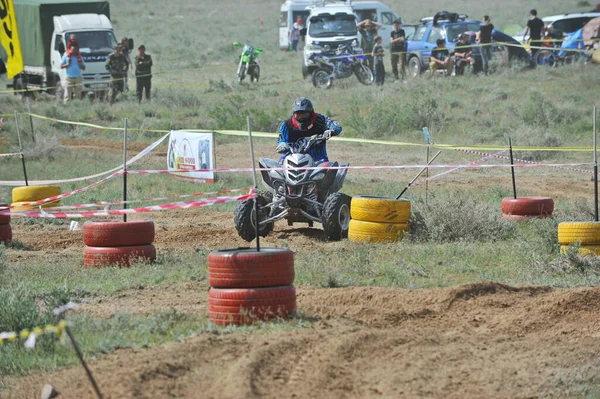 Almaty Kazakistan 2013 Superamento Della Pista Con Ostacoli Moto Quattro — Foto Stock