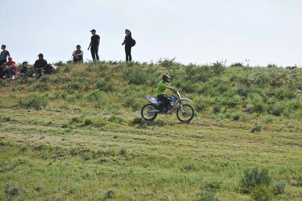 Almaty Kazakstan 2013 Man Skyddshjälm Motorcykel Ekofestival Vid Ili Älvs — Stockfoto