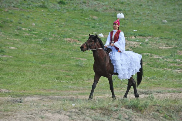 Almaty Kazachstán 2013 Dívka Národním Kazašském Kostýmu Jezdí Koni Ekofestival — Stock fotografie