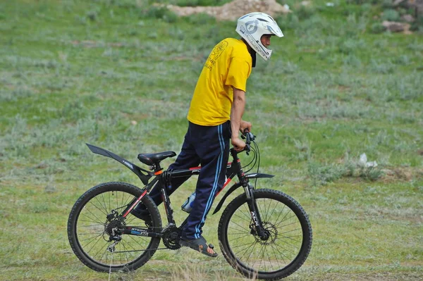 Almaty Kazachstan 2013 Een Man Met Een Helm Rijdt Een — Stockfoto