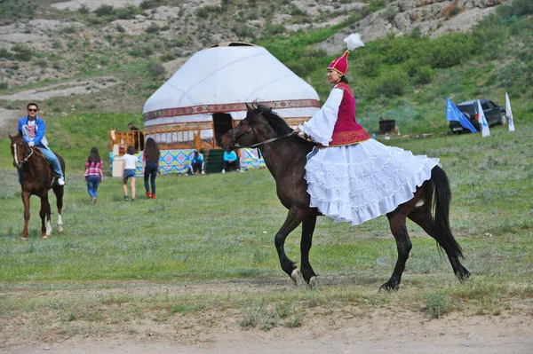 Almaty Kazajstán 2013 Una Niña Con Traje Nacional Kazajo Monta — Foto de Stock