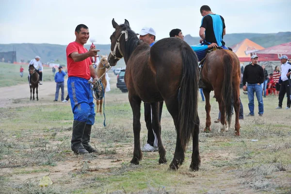Almaty Kazajstán 2013 Hombre Sostiene Caballo Por Correa Eco Festival — Foto de Stock
