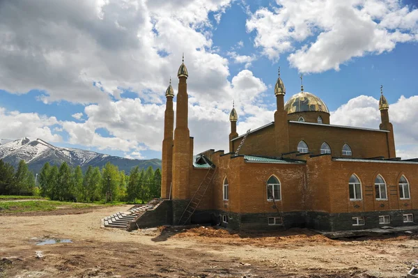 カザフスタンのライダー 2013 小さな町の中心部にモスクの建設 — ストック写真