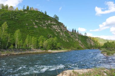 Ridder, Kazakistan - 06.05.2013: Dağlık ve tepe boyunca farklı bitki örtüsü ile akan Irtysh Nehri.