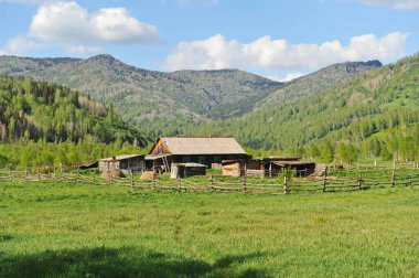 Ridder, Kazakistan - 06.05.2013: Tepenin ortasında ek binası olan eski bir ev