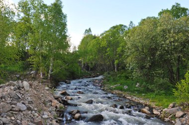 Ridder, Kazakistan - 06.05.2013: Köprü eski ahşap, metal çubuklar ve demirden yapılmıştır. Irtysh Nehri.