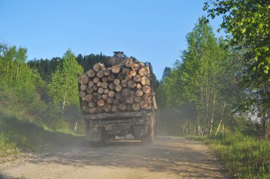 Ridder, Kazakistan - 06.05.2013: Otomobiller yol boyunca testere ile dolu.