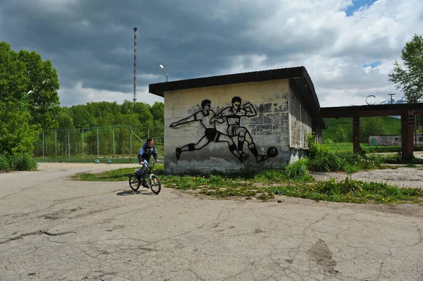 Ridder Καζακστάν 2013 Ένας Έφηβος Κάνει Ποδήλατο Στους Κεντρικούς Δρόμους — Φωτογραφία Αρχείου