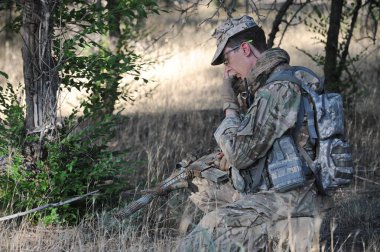 Almaty, Kazakistan - 06.29.2013: Airsoft oyuncuları bölgedeki yerlerini aldılar.