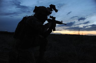 Almaty, Kazakistan - 06.29.2013: Geceleri hafif donanımlı bir oyuncunun silüeti.