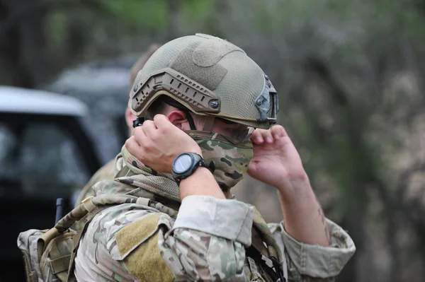 Almaty Kazajstán 2013 Jugadores Airsoft Ponen Comprueban Equipo Antes Comenzar —  Fotos de Stock