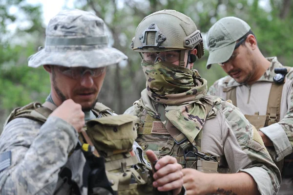 Almaty Kazajstán 2013 Jugadores Airsoft Ponen Comprueban Equipo Antes Comenzar —  Fotos de Stock