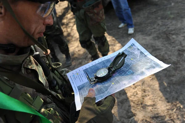 Almaty Kazajstán 2013 Jugador Airsoft Mira Ubicación Los Mensajes Mapa —  Fotos de Stock