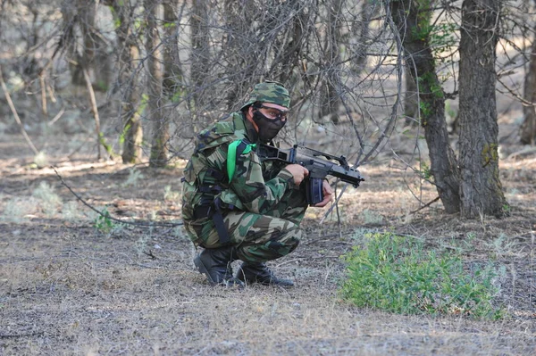 Almaty Kazakhstan 2013 Pemain Airsoft Mengambil Posisi Mereka Wilayah Tersebut — Stok Foto