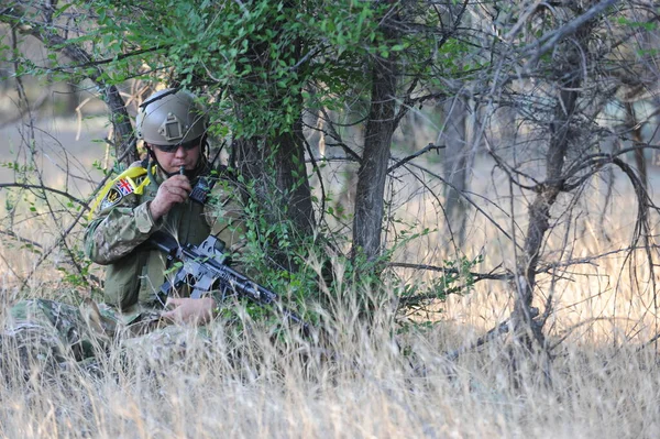 Almaty Kazajstán 2013 Jugador Equipo Airsoft Bebe Agua Una Paja — Foto de Stock