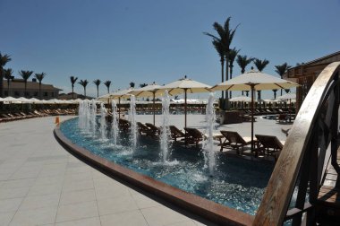 Almaty, Kazakistan - 05.31.2013: Yüzme havuzu, çardakları, güneş panelleri ve çeşmeleri olan dinlenme yeri