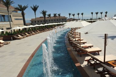 Almaty, Kazakistan - 05.31.2013: Yüzme havuzu, çardakları, güneş panelleri ve çeşmeleri olan dinlenme yeri