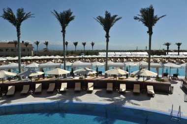 Almaty, Kazakistan - 05.31.2013: Yüzme havuzu, çardakları, güneş panelleri ve çeşmeleri olan dinlenme yeri