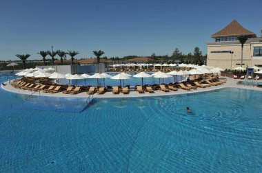 Almaty, Kazakistan - 05.31.2013: Yüzme havuzu, çardakları, güneş panelleri ve çeşmeleri olan dinlenme yeri