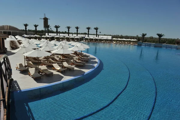 Almaty Kazachstan 2013 Resort Recreatiegebied Met Een Zwembad Tuinhuisjes Ligstoelen — Stockfoto