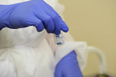 Almaty, Kazakistan - 02.01.2021: Bir doktor covid 19 - Gam Covid Vac