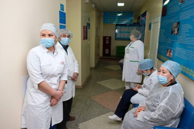 Almaty, Kazakistan - 02.01.2021: Covid 19 'daki sağlık çalışanlarının toplu aşılanmasından önce hastanenin lobisindeki doktorlar