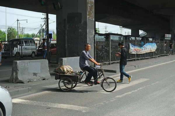 Pequim China 2012 Homem Monta Uma Bicicleta Com Carrinho Carregado — Fotografia de Stock