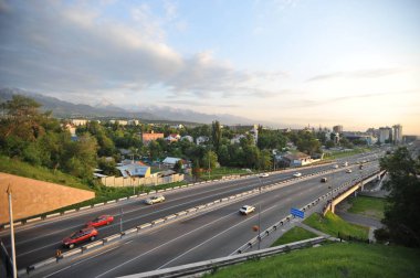 Almaty, Kazakistan - 05.30. 2013: Şehrin merkez otobanlarından birinde trafik.