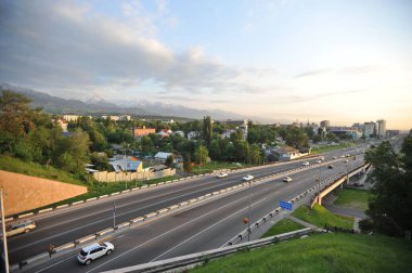Almaty, Kazakistan - 05.30. 2013: Şehrin merkez otobanlarından birinde trafik.