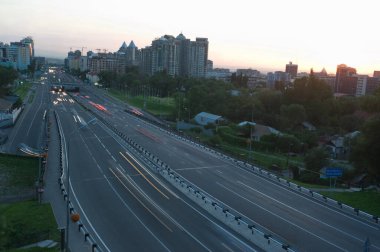 Almaty, Kazakistan - 05.30. 2013: Şehrin merkez otobanlarından birinde trafik.