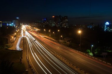 Almaty, Kazakistan - 05.30. 2013: Geceleri şehir merkezinden geçen arabaların farları