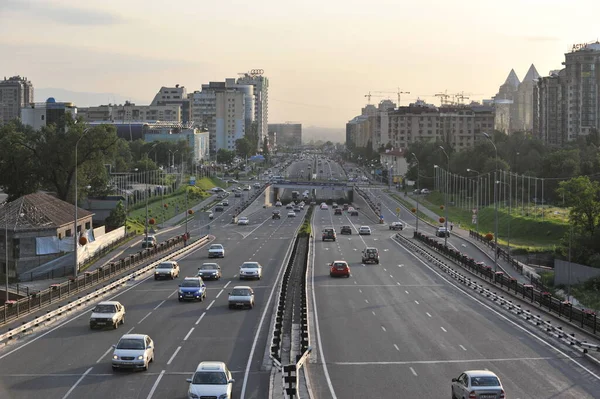 哈萨克斯坦阿拉木图 2013年3月5日30时30分 市内一条中央公路的交通 — 图库照片