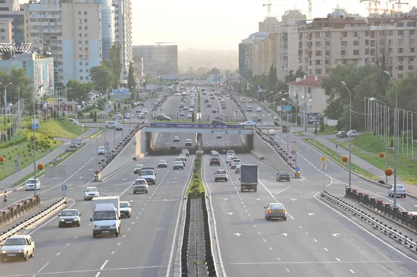 Almaty Kazakistan 2013 Şehrin Merkez Otobanlarından Birinde Trafik — Stok fotoğraf