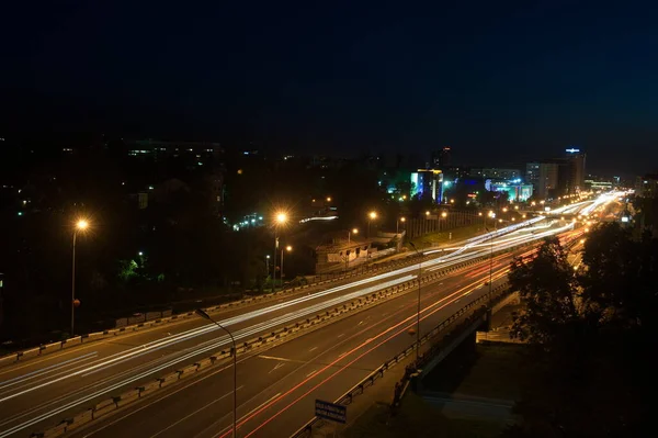哈萨克斯坦阿拉木图 2013年5月30日 夜间通过城市中心街道的汽车前灯 — 图库照片