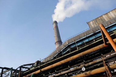 Almaty, Kazakistan - 02.04.2021: Isıtma santralinin çok sayıda sektörünü birbirine bağlayan bir boru demeti.