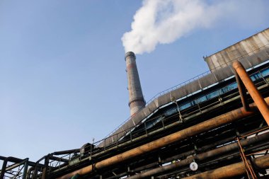 Almaty, Kazakistan - 02.04.2021: Isıtma santralinin çok sayıda sektörünü birbirine bağlayan bir boru demeti.