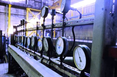 Almaty, Kazakistan - 02.04.2021: Isıtma tesisleri için mekanik basınç sensörleri