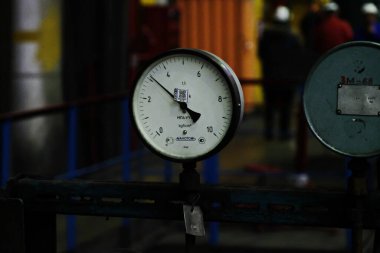 Almaty, Kazakistan - 02.04.2021: Isıtma tesisleri için mekanik basınç sensörleri