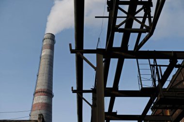 Almaty, Kazakistan - 02.04.2021: Isıtma tesisinde baca ve koruyucu metal yapısı