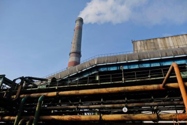 Almaty, Kazakistan - 02.04.2021: Isıtma santralinin çok sayıda sektörünü birbirine bağlayan bir boru demeti.