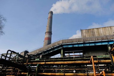 Almaty, Kazakistan - 02.04.2021: Isıtma santralinin çok sayıda sektörünü birbirine bağlayan bir boru demeti.