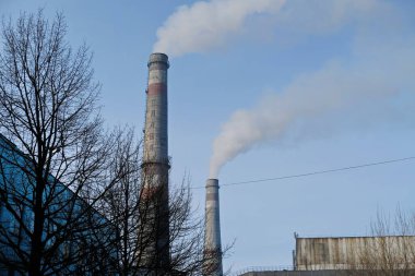 Almaty, Kazakistan - 02.04.2021: Bir baca ve ağaçlı bir ısıtma tesisinin parçası