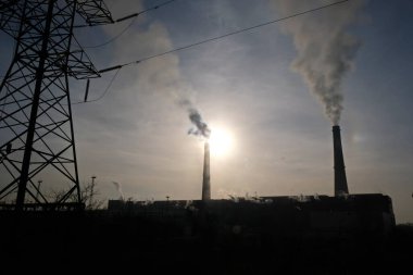 Almaty, Kazakistan - 02.04.2021: Binanın silueti, bacalı ısıtma tesisi