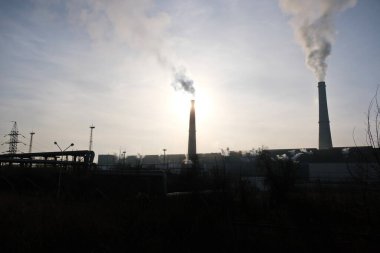 Almaty, Kazakistan - 02.04.2021: Binanın silueti, bacalı ısıtma tesisi