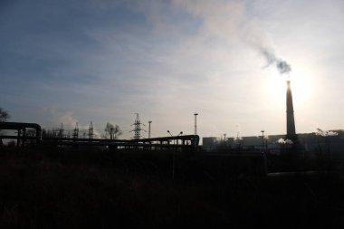 Almaty, Kazakistan - 02.04.2021: Binanın silueti, bacalı ısıtma tesisi