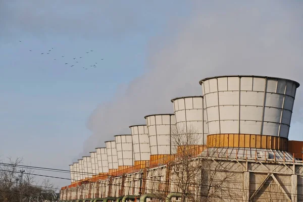 Алматы Казахстан 2021 Охлаждающие Башни Главной Теплоэлектростанции — стоковое фото