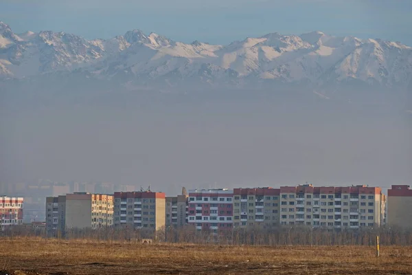 Almaty Cazaquistão 2021 Edifícios Residenciais Perto Instalação Aquecimento Cobertos Com — Fotografia de Stock